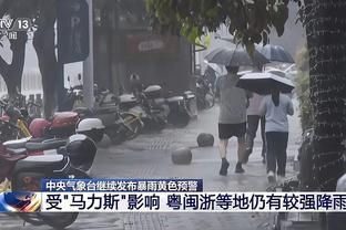 这是永远是你的家！比赛结束后辽篮球员和郭指导拥抱致意